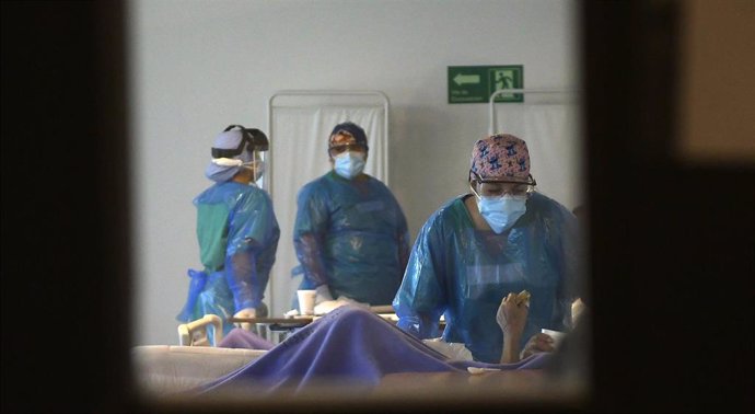 Médicos chilenos atienden a un paciente con COVID-19.