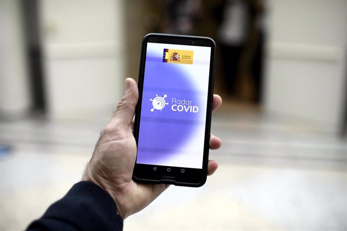 Una persona utiliza desde su teléfono móvil la aplicación Radar Covid, en Madrid (España) a 8 de octubre de 2020. 