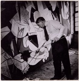 Foto de Picasso  trabajando en el 'Guernica' incluida en la exposición