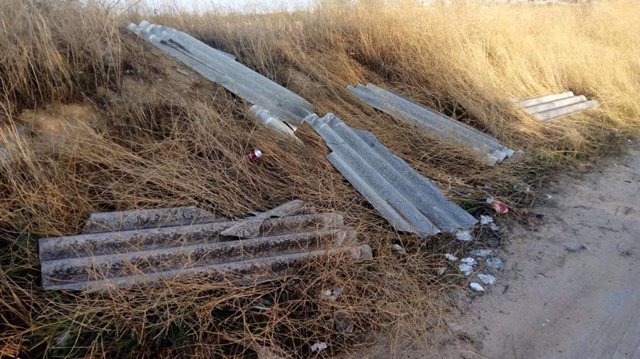 Ecologistas denuncia vertidos ilegales de planchas de uralita en una zona verde 