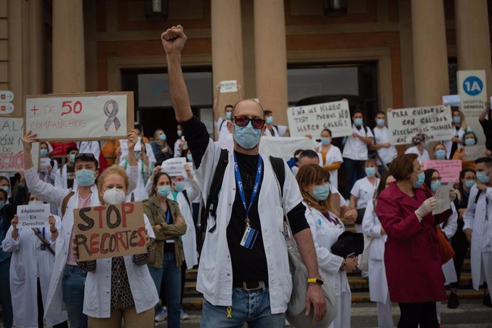Un sanitario levanta el brazo en gesto de protesta, durante la concentración de sanitarios en el Día Internacional de la Enfermería a las puertas del Hospital Vall d'Hebron, en Barcelona (Catalunya, España), a 12 de mayo de 2020.
