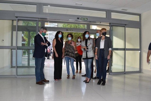 Rocío Ruiz visita las instalaciones de la residencia Puerta Andalucía .