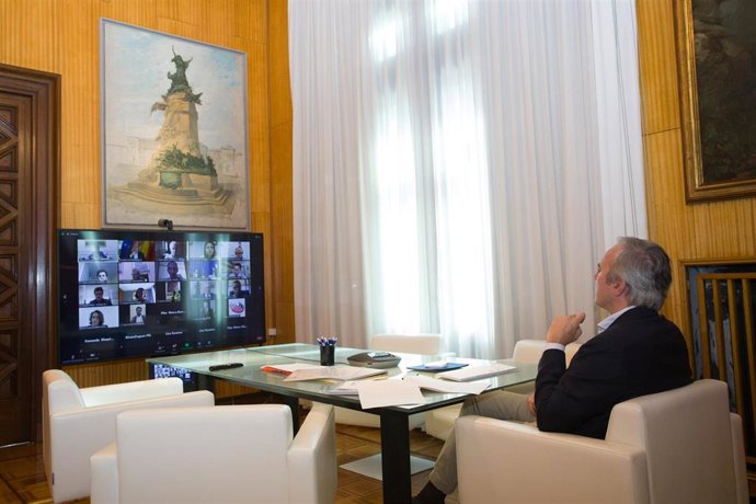 El alcalde de Zaragoza, Jorge Azcón, en videoconferencia  con el CIDEU
