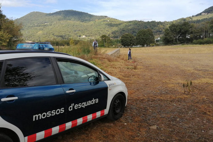 Pla general d'un vehicle dels Mossos d'Esquadra amb diversos agents buscant un home desaparegut a Olot el 8 d'octubre de 2020 (Horitzontal)