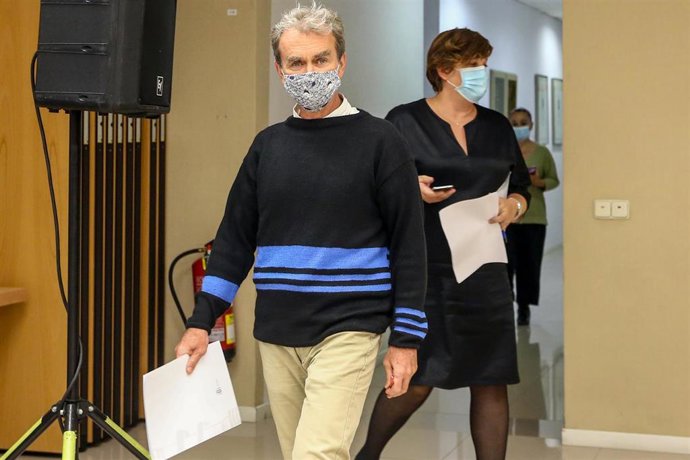 El director del Centro de Coordinación de Alertas y Emergencias Sanitarias (CCAES), Fernando Simón, a su llegada para comparecer en rueda de prensa en el Ministerio de Sanidad, para informar de la evolución de la pandemia, en Madrid (España), a 8 de oct