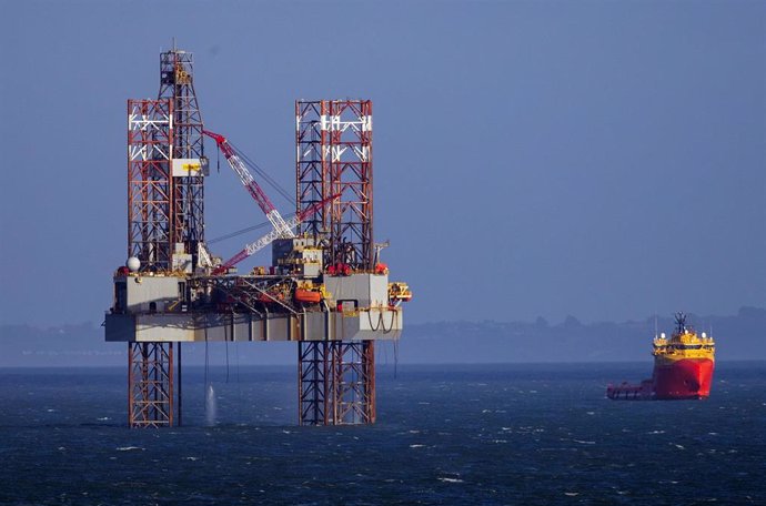 08 February 2019, England, Poole: Agenera view of the ENSCO-72 drilling rig in Poole Bay, off the coast of Dorset, where it is sinking an appraisal well on behalf of Corallian Energy to assess the potential reserves of oil in the 'Colter prospect', to 