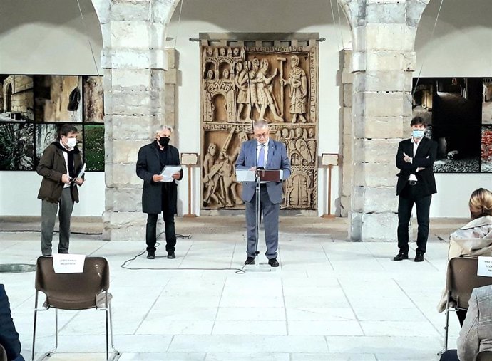 El presidente del Parlamento de Cantabria, Joaquín Gómez, inaugura la exposición 'Cuarenta leguas por Cantabria'