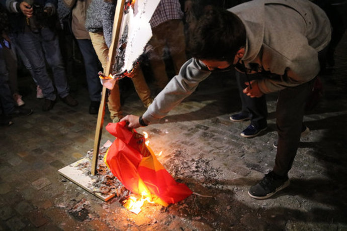 La crema d'una bandera espanyola durant l'acte a Girona, aquest 8 d'octubre del 2020. (Horitzontal)