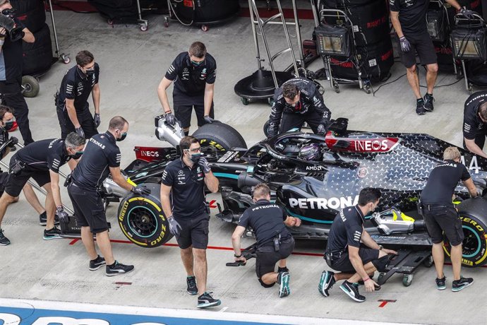 El equipo Mercedes en plena acción durante un Gran Premio
