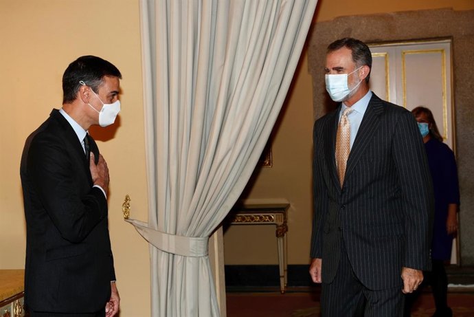 El Rey a su llegada al acto recibe el saludo del presidente del Gobierno, Pedro Sánchez