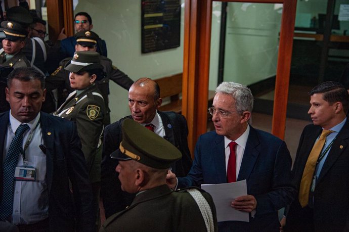Colombia.- La Fiscalía de Colombia pide la libertad de Uribe para que se garanti