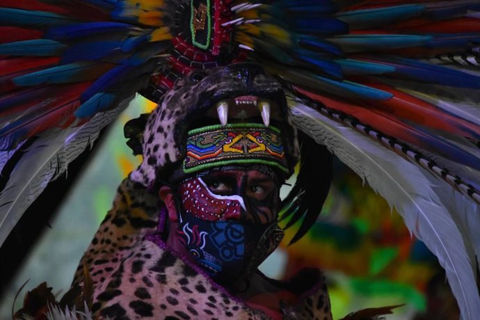 Un actor caracterizado como hombre prehispánico interpreta la leyenda de la llorona como parte de las celebraciones del Día de Muertos.