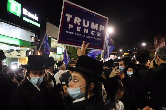 Miembros de la comunidad ultraortodoxa judía en Nueva York protestan las restricciones para frenar la segunda ola de coronavirus en la ciudad.