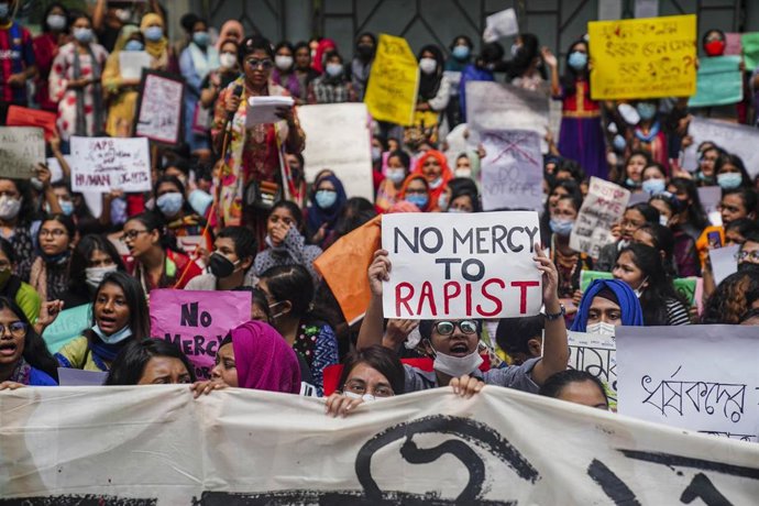Protestas contra la violación en grupo y la brutal tortura de una mujer en el distrito sur de Noakhali, en Daca, la capital de Bangladesh.