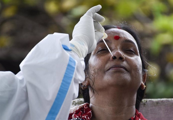 Una mujer india sometiéndose a una prueba de coronavirus.
