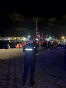Llegada al puerto de Ibiza de los migrantes interceptados este jueves.