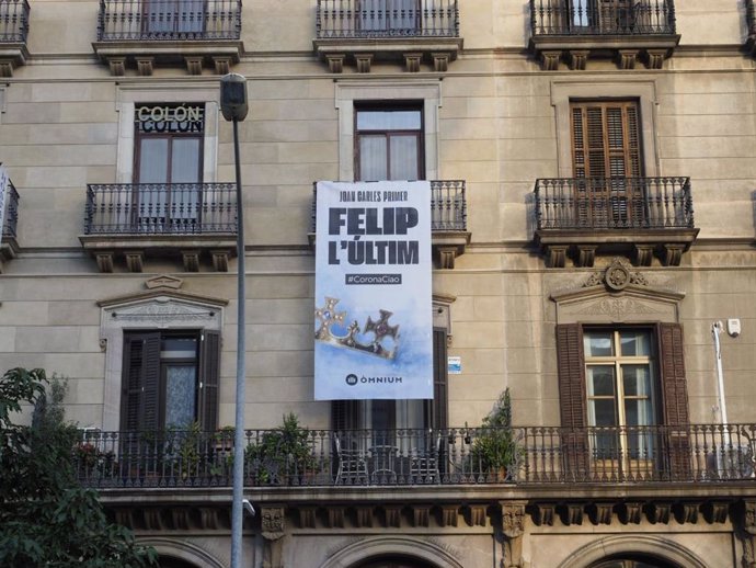 mnium cuelga una pancarta frente a la Estación de Frana: 'Juan Carlos Primero,