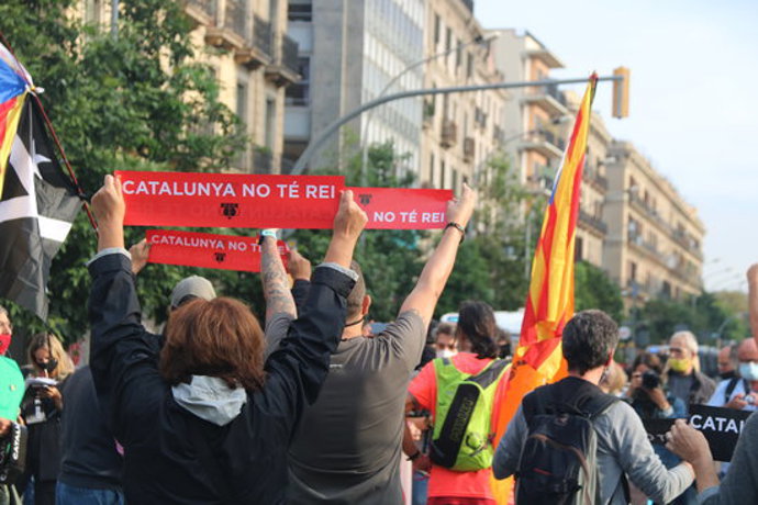 Pla tancat de diversos manifestants mostrant rtols de protesta contra el rei Felip VI davant l'Estació de Frana. Imatge del 9 d'octubre de 2020. (Horitzontal)