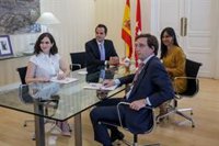 Villacís, reunida también en Sol, ve "evitable el estado de alarma" y pide a Sánchez "lealtad y voluntad de acuerdo"