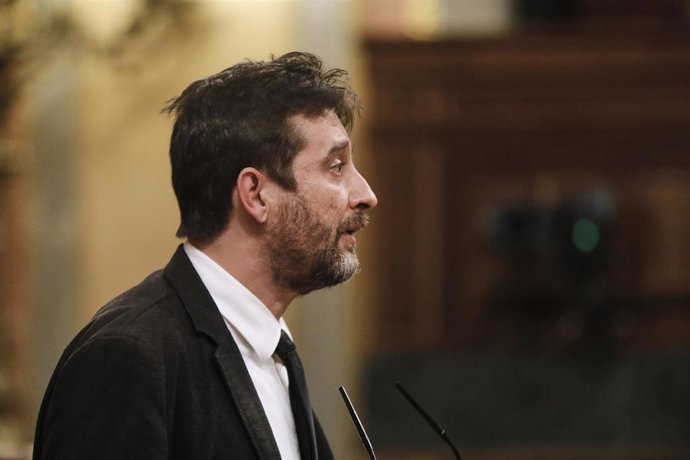 El diputado de Unidas Podemos Rafa Mayoral durante su intervención en una sesión plenaria en el Congreso de los Diputados, en Madrid (España), a 29 de septiembre de 2020. En el pleno se debaten, entre otras, medidas relacionadas con las bonificaciones d