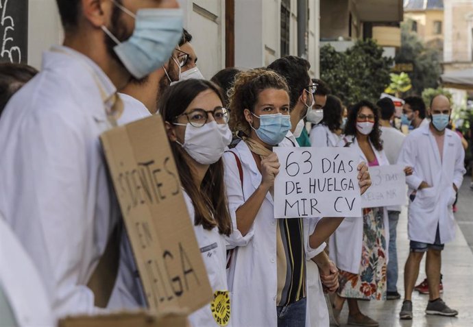 Trabajadores del Hospital de Torrevieja (Alicante) y Médicos Internos Residentes (MIR) protestan en las inmediaciones de Les Corts Valencianes, donde arranca el debate de política general, en Valencia, Comunidad Valenciana (España) a 21 de septiembre.
