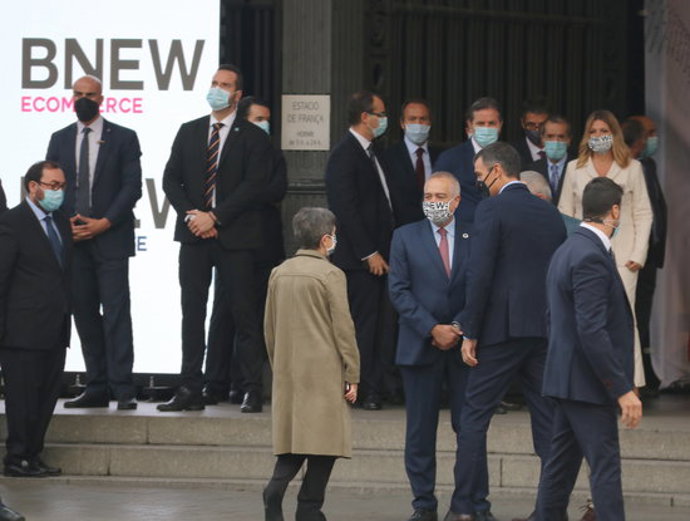 Pla mitj, allunyat, del president espanyol, Pedro Sánchez, conversant amb Pere Navarro, del CZF, Teresa Cunillera, delegada del govern, i Jaume Collboni, tinent d'alcaldia de Barcelona, a l'entrada del BNEW, el 9-10-20 (horitzontal).