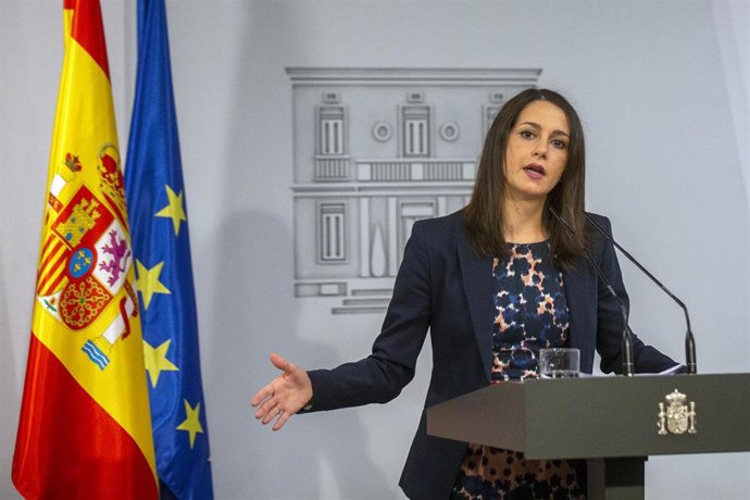 La presidenta de Ciudadanos, Inés Arrimadas, en una rueda de prensa en el Palacio de la Moncloa.