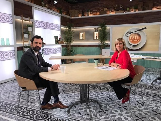 El president del Parlament, Roger Torrent, i la periodista Gemma Nierga.