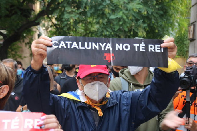 Imatge d'alguns dels manifestants convocats pels CDR per la visita del rei el 9 d'octubre del 2020 (horitzontal)