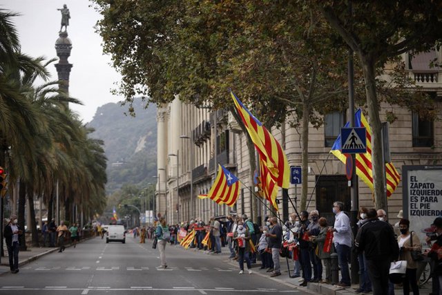 Manifestants independentistes formen una cadena humana en protesta per la visita del rei a Barcelona.