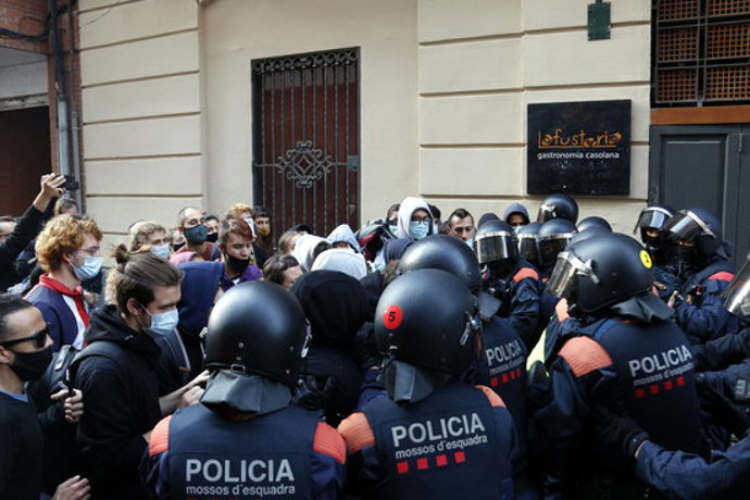 Pla mig del segon enfrontament entre activistes i Mossos d'Esquadra durant el desnonament al carrer Alcalde Fuster de Lleida. Imatge del 9 d'octubre de 2020. (Horitzontal)