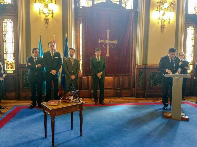 Acto de toma de posesión del Síndico Mayor de la Sindicatura de Cuentas, Roberto Fernández Llera, y los síndicos Eduardo Rodríguez y Manuel Fueyo en la Junta General del Principado de Asturias.