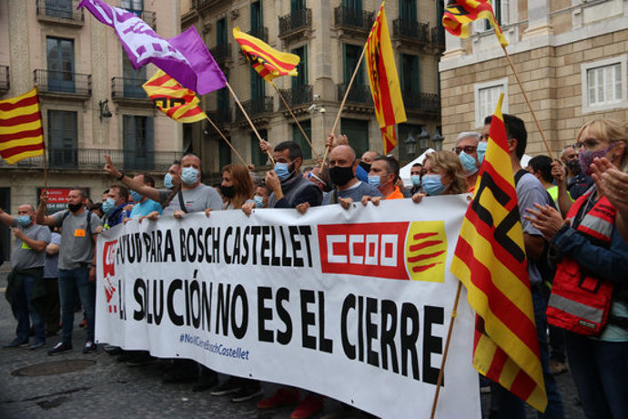 Pla obert dels treballadors de Robert Bosch davant la Generalitat. Imatge del 9 d'octubre del 2020. (Horitzontal)