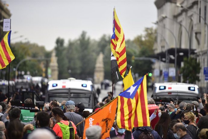 Participantes sostienen banderas independentistas en la manifestación donde han formado una cadena humana como signo de protesta por la visita del Rey a Barcelona, Catalunya, (España), a 9 de octubre de 2020. La concentración, convocada por la ANC, mni