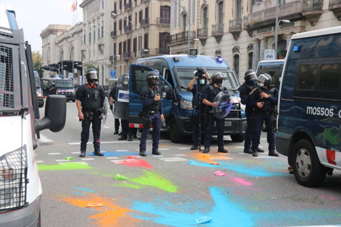 Imatge dels antiavalots amb pols de colors que han llanat membres dels CDR el 9 d'octubre del 2020 (horitzontal)