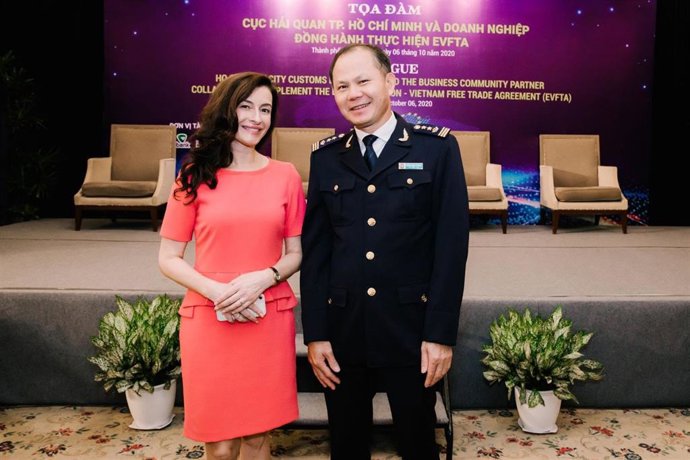 La representante del Port de Barcelona en los países ASEAN, Luz Pérez, con el director de Duanas de Ho Chi Minh