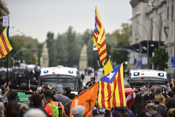 Participants amb banderes independentistes en la manifestació. Barcelona.  Catalunya (Espanya), 9 d'octubre del 2020. 