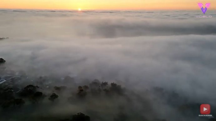 Filman un mar de nubes cubriendo las colinas de Adelaide