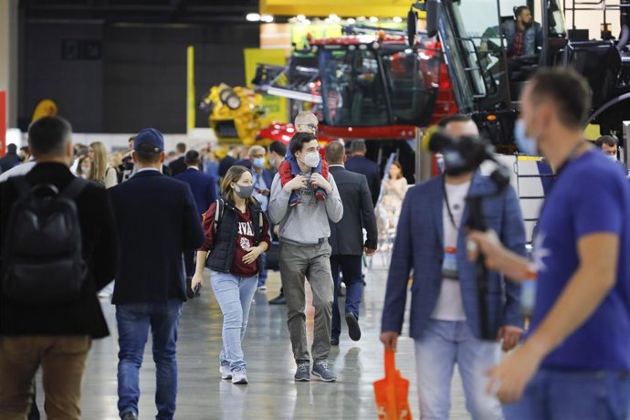 Visitantes con mascarilla en un una feria internacional agrícola en Moscú