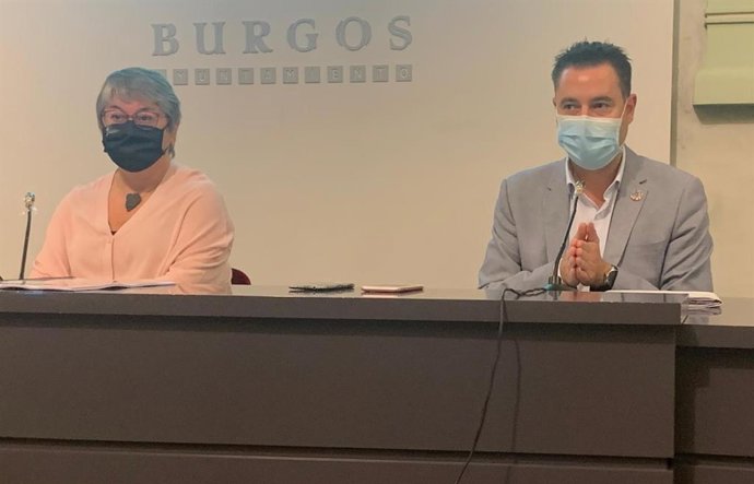 Esther Gómez, profesora de la UBU, y Daniel de la Rosa, alalde de Burgos.