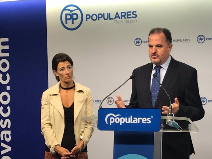Carlos Iturgaiz, junto a Laura Garrido, en una rueda de prensa en Bilbao