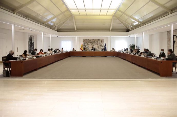 El presidente del Gobierno, Pedro Sánchez (c), preside la reunión del Consejo de Ministros en Moncloa, en Madrid (España), a 25 de agosto de 2020.