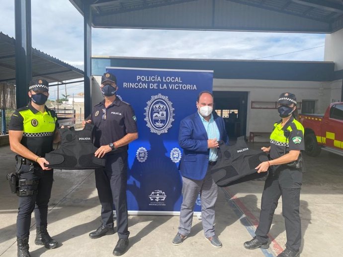 El Ayuntamiento de Rincón de la Victoria completa la dotación de chalecos de protección personal a la plantilla de la Policía Local