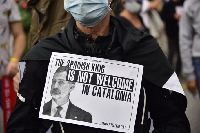 Pancarta que rebutja la visita del rei Felip VI a Barcelona en un acte del BNEW.