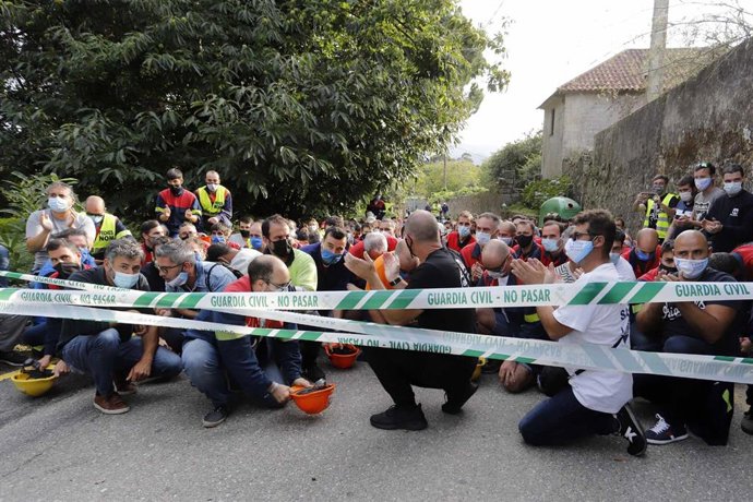 Trabajadores de Alcoa convocados en el Pazo de Cea horas después de la finalización de una mesa de negociación con la empresa, en Nigrán, Pontevedra, Galicia (España), a 28 de septiembre de 2020. 