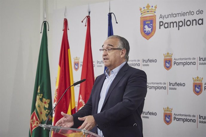 El alcalde de Pamplona, Enrique Maya, ofrece una rueda de prensa el día en el que de celebrarse hubieran comenzado los Sanfermines 2020, en Pamplona, Navarra (España), a 6 de julio de 2020. Maya ha vuelto a enviar un mensaje de "prudencia" a la ciudadan