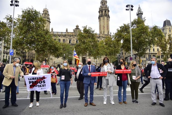 La portaveu de JxCat al Congrés, Laura Borrs, el vicepresident primer del Parlament, Josep Costa, i la líder de JxCat a l'Ajuntament de Barcelona i diputada del Parlament, Elsa Artadi, participen en la protesta contra la visita del rei.