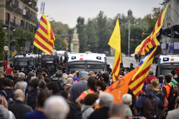 Participantes sostienen banderas independentistas en la manifestación donde han formado una cadena humana como signo de protesta por la visita del Rey a Barcelona, Catalunya, (España), a 9 de octubre de 2020. 