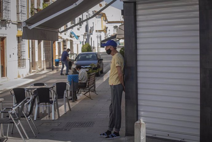 Un vecino de Casariche en la puerta de un bar cerrado en la segunda jornada de confinamiento