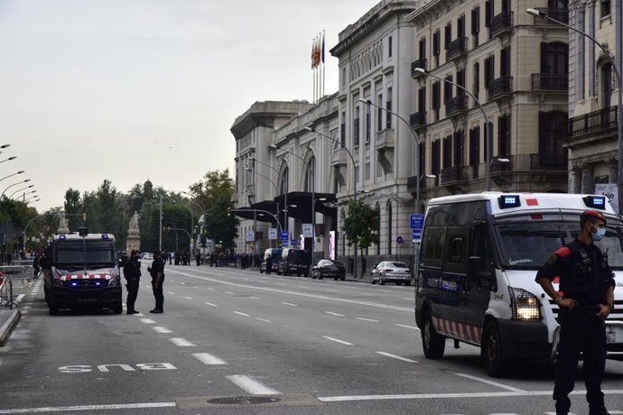 Dispositiu policial a l'estació de Frana de Barcelona per la visita del rei Felip VI a la BNEW.